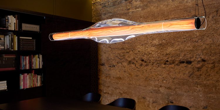 Dune, así es la lámpara ganadora del premio ‘Best of Year’ que combina vidrio y madera