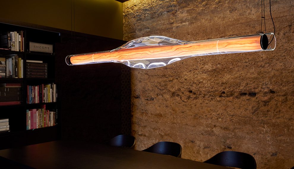 Dune, así es la lámpara ganadora del premio ‘Best of Year’ que combina vidrio y madera