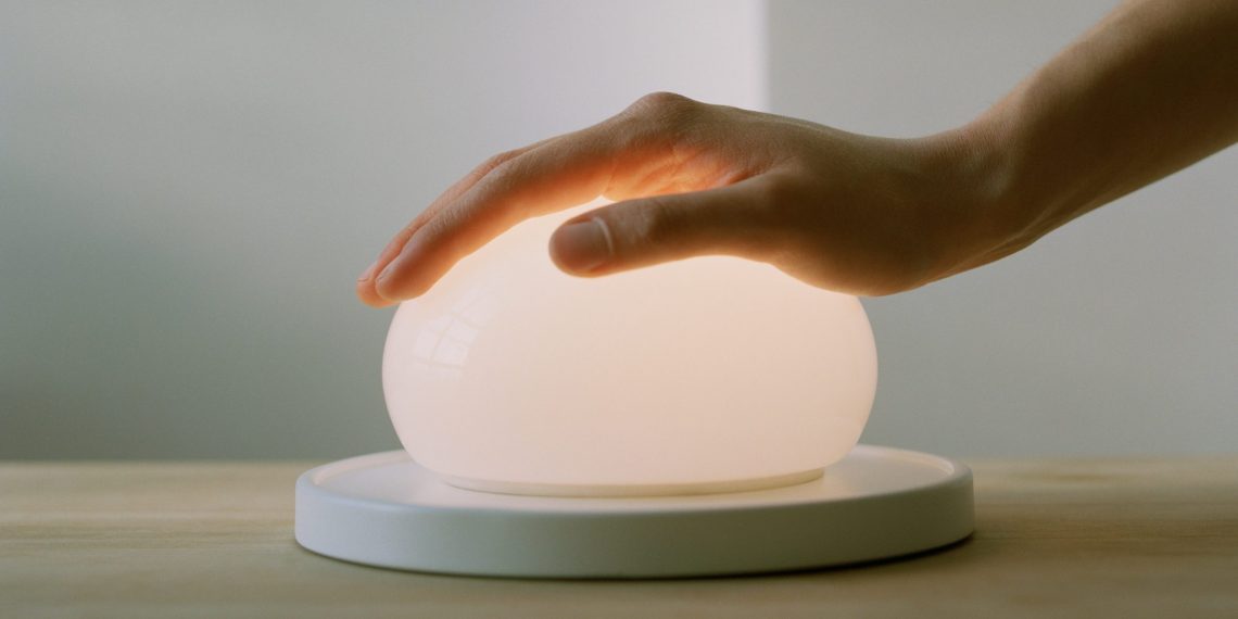 Bolita, la lámpara que invita al tacto ganadora del Premio Delta de Plata