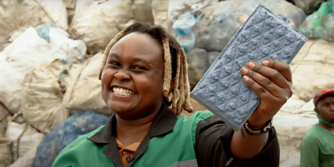 La empresa que transforma desechos de plástico en adoquines