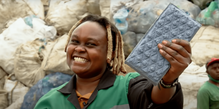 La empresa que transforma desechos de plástico en adoquines