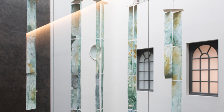 Un bosque de abedules brota desde el cielo del Hotel Alma