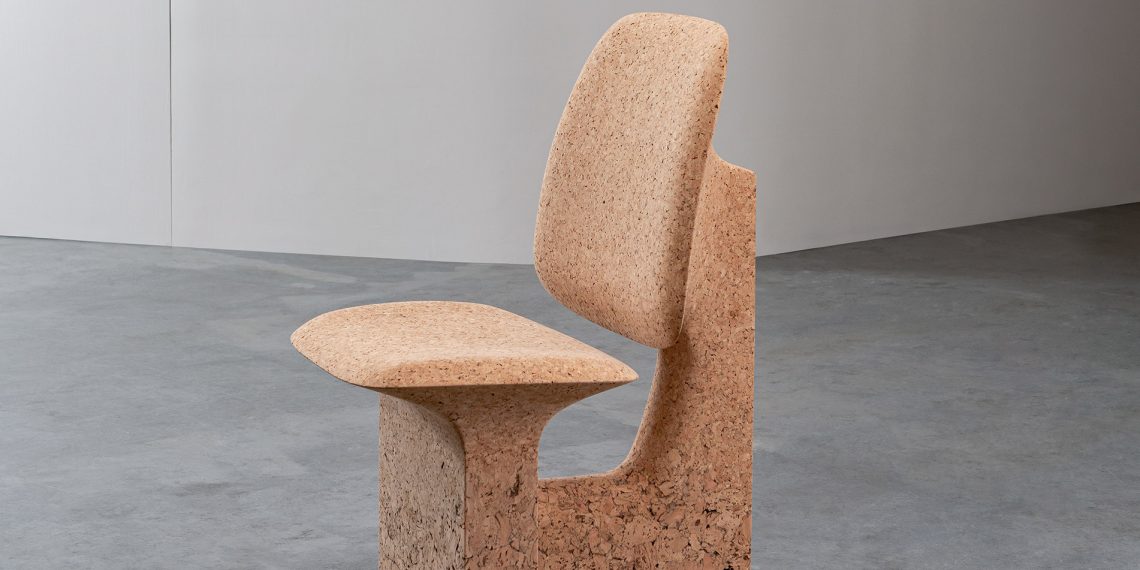 The Burnt Cork, la colección de muebles de corcho que nace de las cenizas de incendios forestales