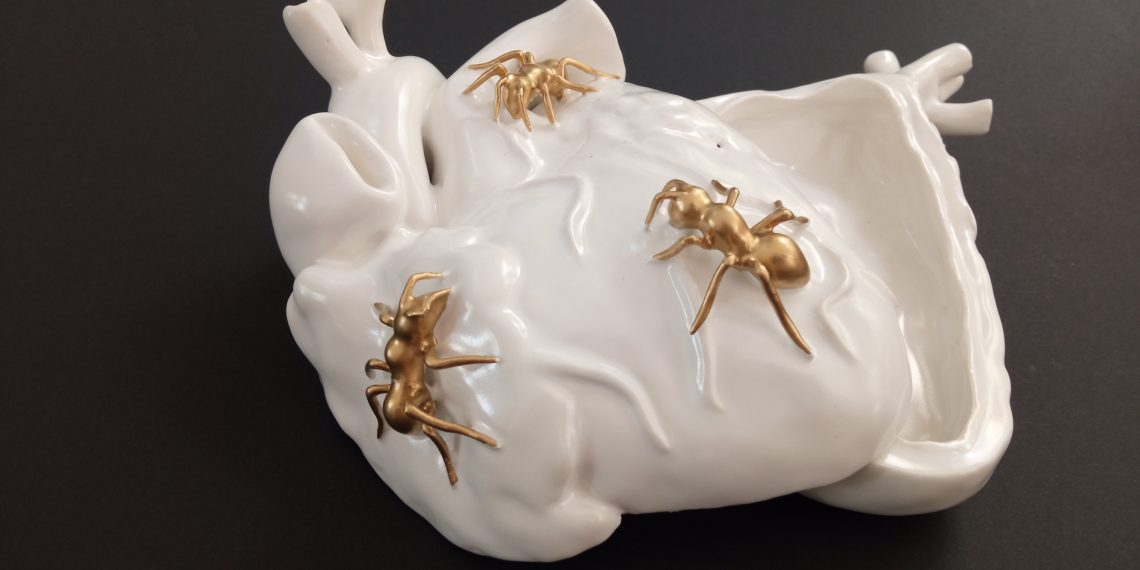 «A las barricadas» muestra las tendencias contemporáneas de la cerámica sevillana