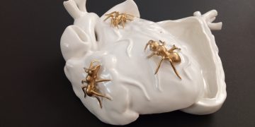 «A las barricadas» muestra las tendencias contemporáneas de la cerámica sevillana