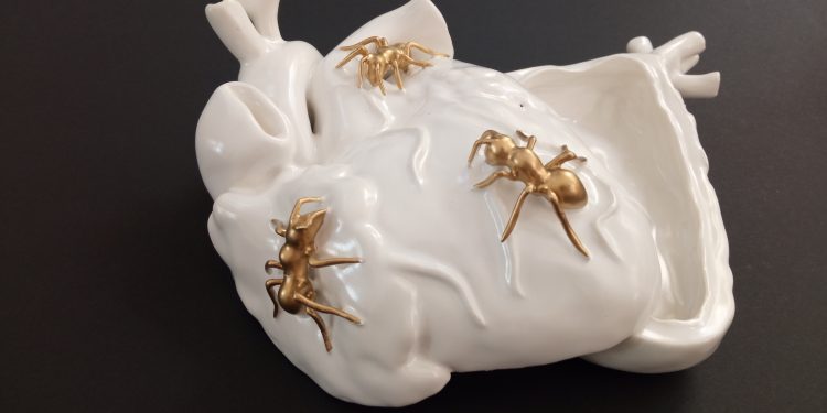 «A las barricadas» muestra las tendencias contemporáneas de la cerámica sevillana