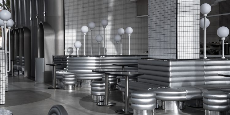 Masquespacio diseña un «universo paralelo» para una pastelería de Arabia Saudita