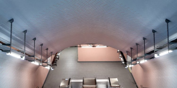 El mosaico vítreo de ONIX recrea los cielos de París en las bóvedas del metro