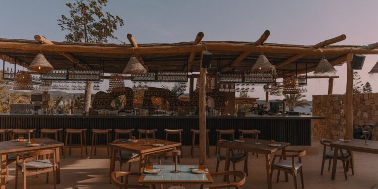 Maduni: el restaurante de Ibiza creado por el estudio neerlandés Superhard Design Studio