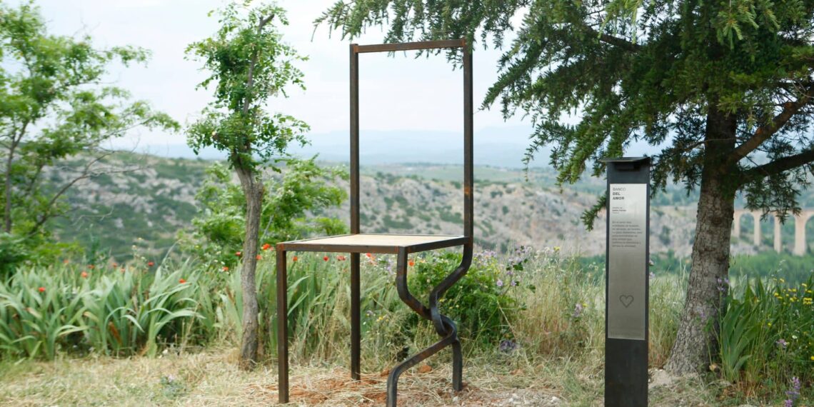 Una ruta de bancos, emociones y diseño en Albentosa