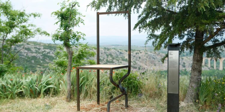 Una ruta de bancos, emociones y diseño en Albentosa