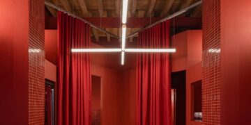 Una vinoteca-santuario en Sevilla firmada por ALFADA Estudio