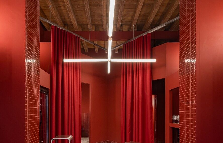 Una vinoteca-santuario en Sevilla firmada por ALFADA Estudio