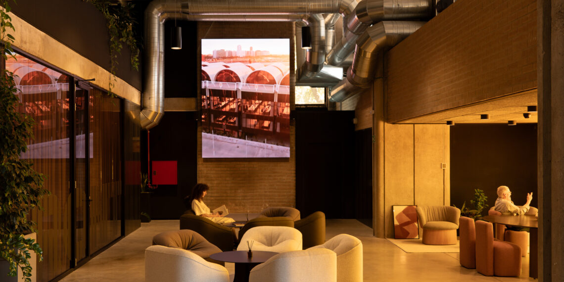 Viccarbe transforma la entrada de The Terminal Hub en un espacio abierto a la ciudad